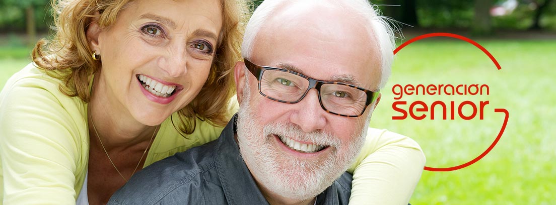 Hombre y mujer mayores sonriendo