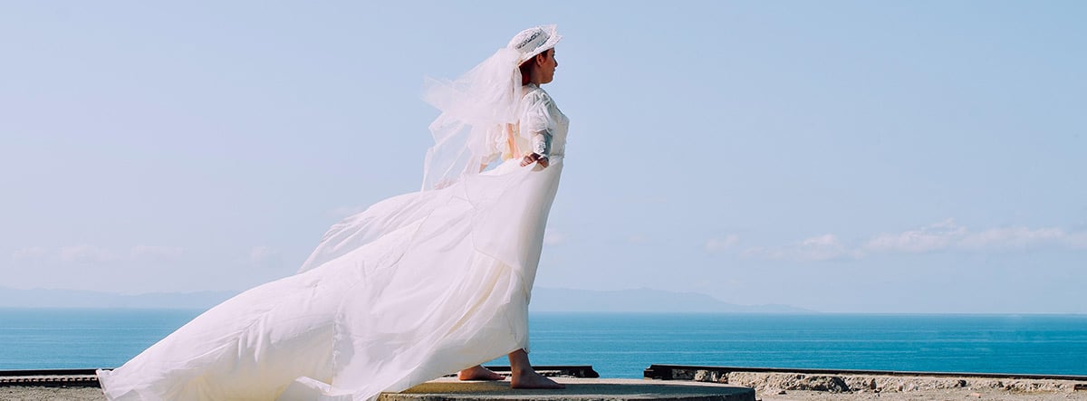 Mujer vestida de novia junto al mar