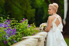 Mujer vestida de novia con ramo