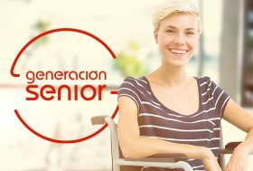 Mujer sonriente en una silla de ruedas