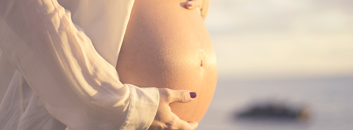 Mujer embarazada tocando su tripa