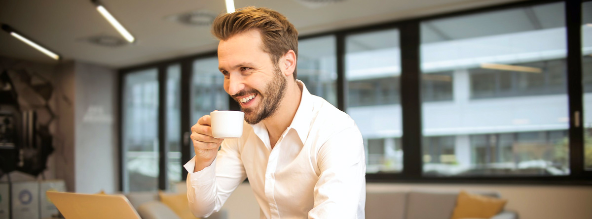 Hombre sonriente tomando un café
