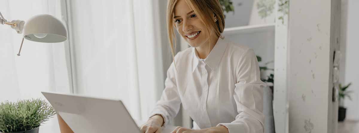 Mujer trabajando en el ordenador