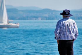 Anciano observando un velero