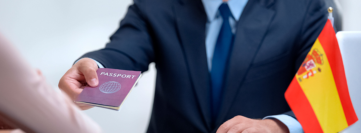 funcionario entregando un pasaporte a una persona