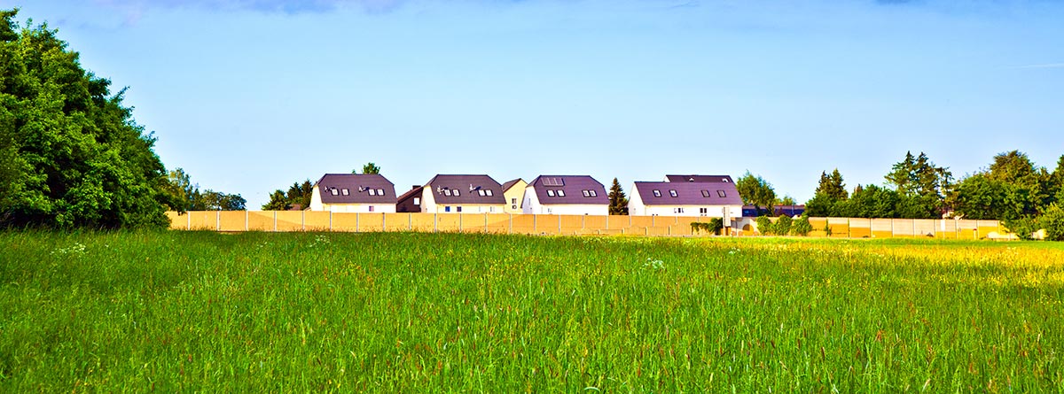 terreno de campo con casas