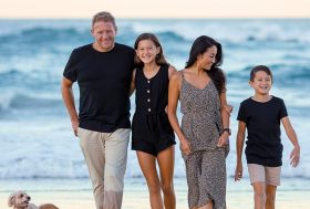 Familia caminando por la playa