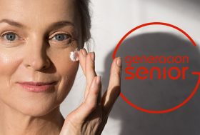 Mujer senior aplicándose crema en la cara para tener la piel hidratada