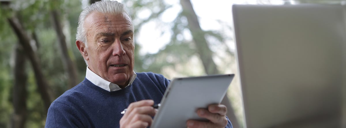 Persona mayor consultando una Tablet