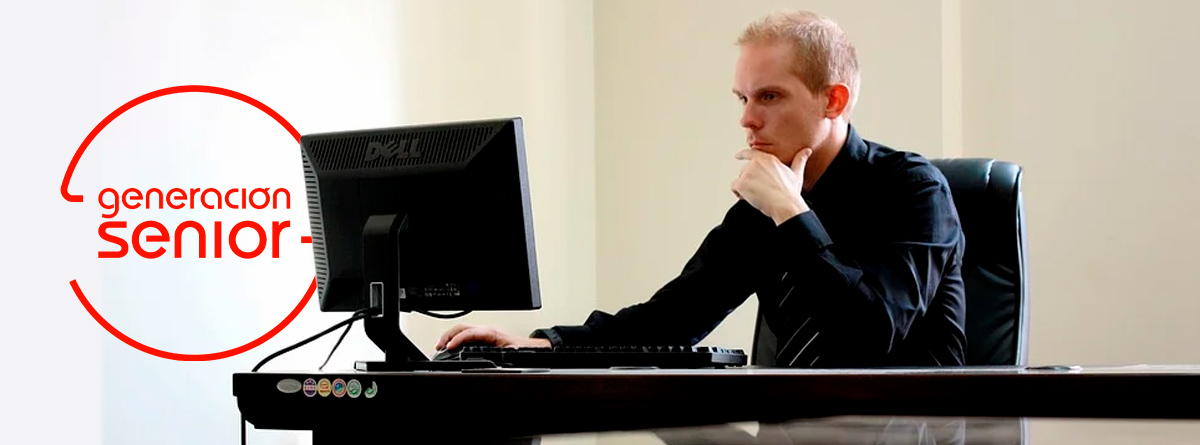 Trabajador frente al ordenador