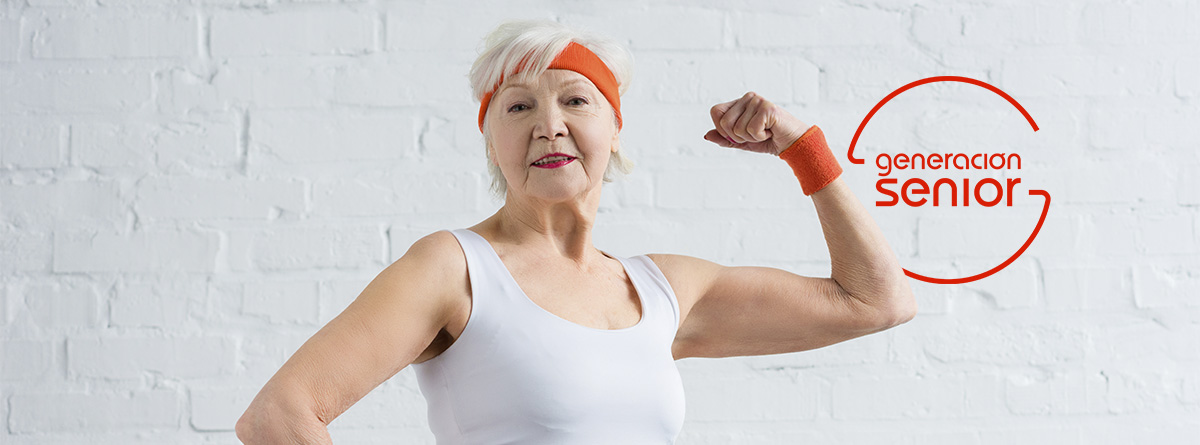 Mujer mayor mostrando bíceps