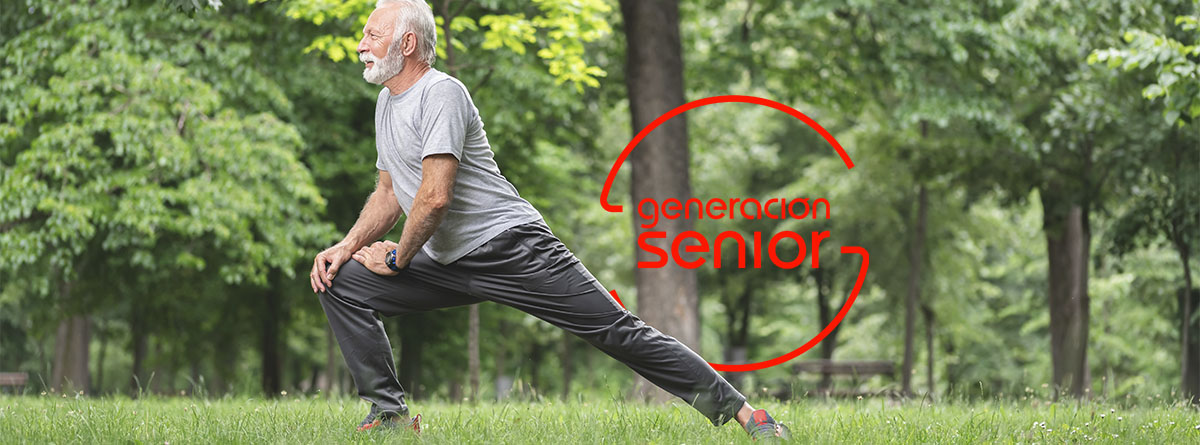 Hombre mayor haciendo un ejercicio para fortalecer las rodillas