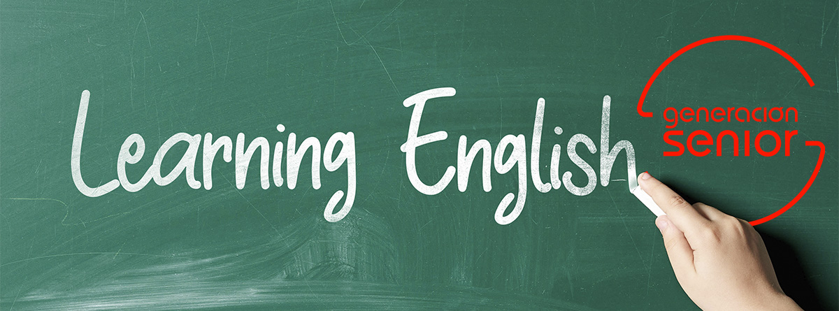Mano escribiendo “learning English” en una pizarra 