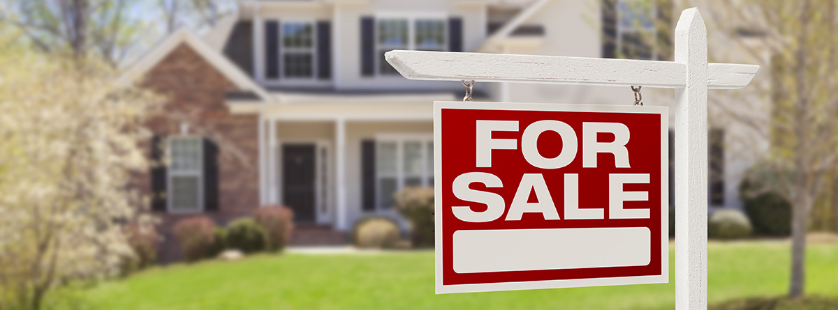 Casa a la venta con un letrero de “for sale”
