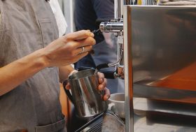 Mujer trabajando en una cafetería