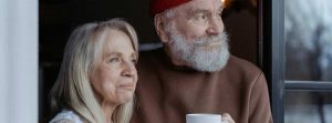Dos personas mayores tomando un café