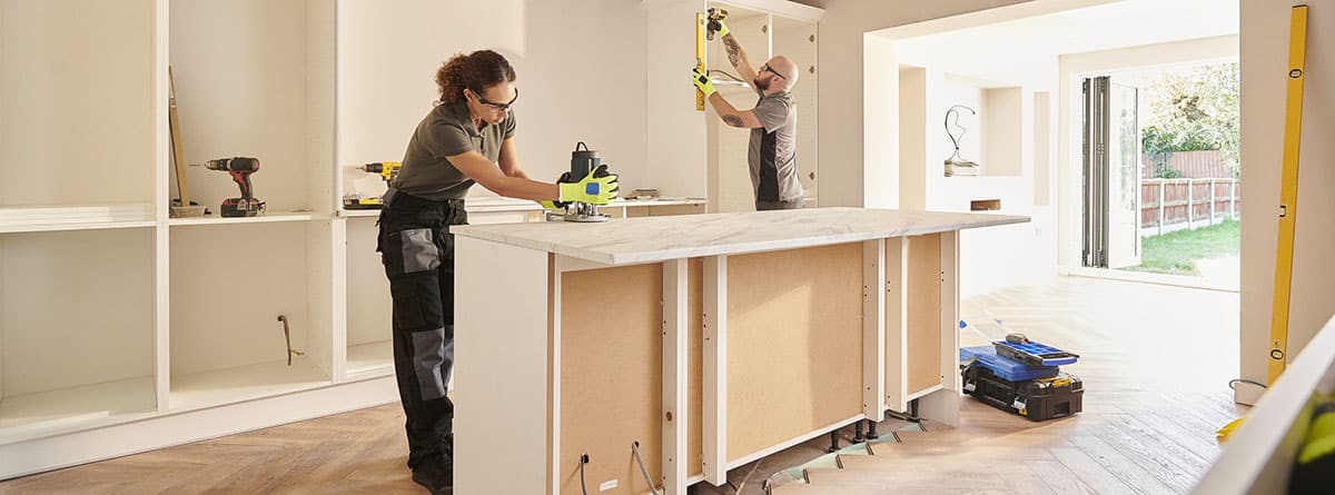 mujer y hombre realizando una reforma en una vivienda