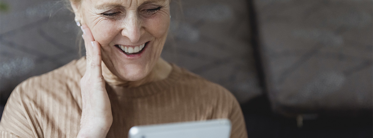 Mujer feliz compartiendo momentos divertidos en una Tablet.