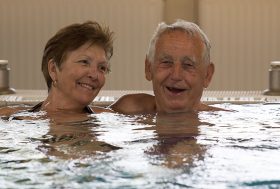 Pareja senior disfrutando en un spa.