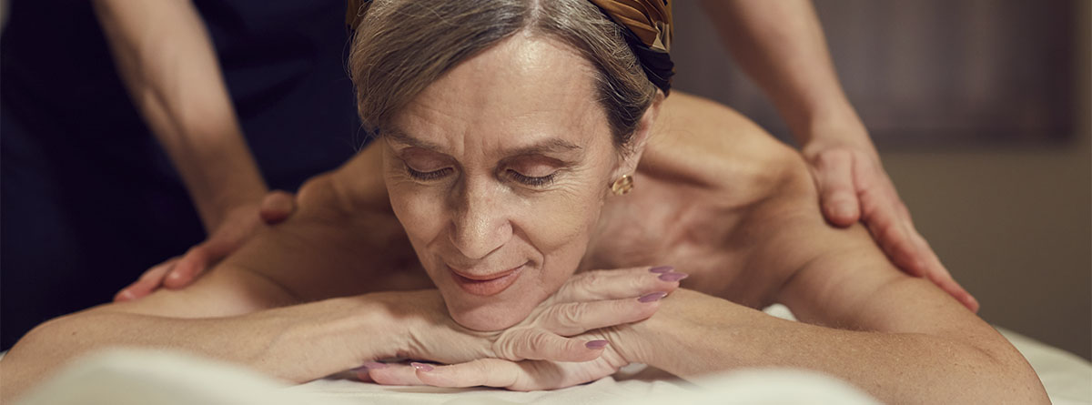 Mujer senior disfrutado de un masaje.