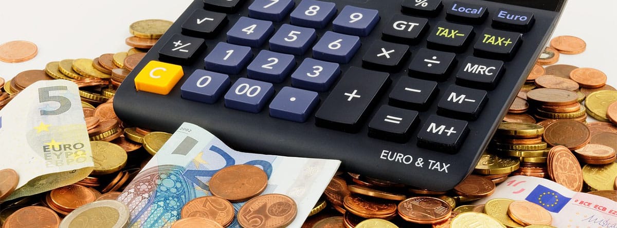 Calculadora sobre monedas y billetes de euro