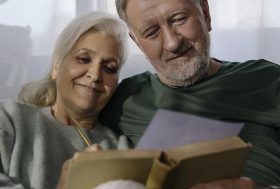 Pareja de personas mayores leyendo