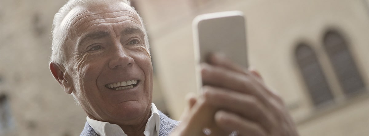 Persona mayor mirando un móvil