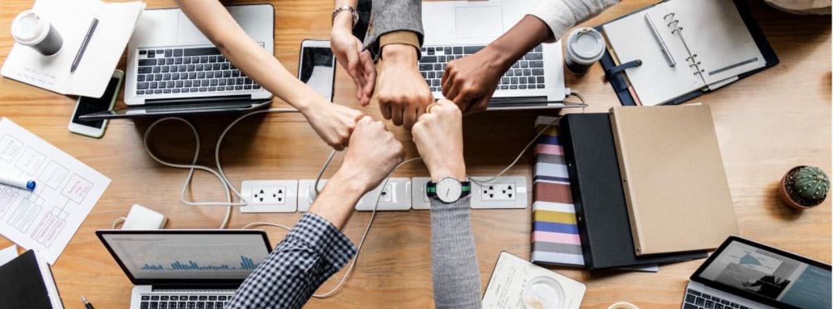 Grupo uniendo sus manos en una oficina
