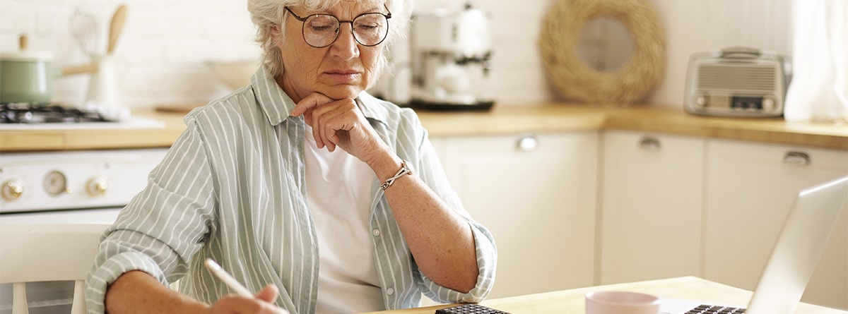 Mujer jubilada revisando sus impuestos