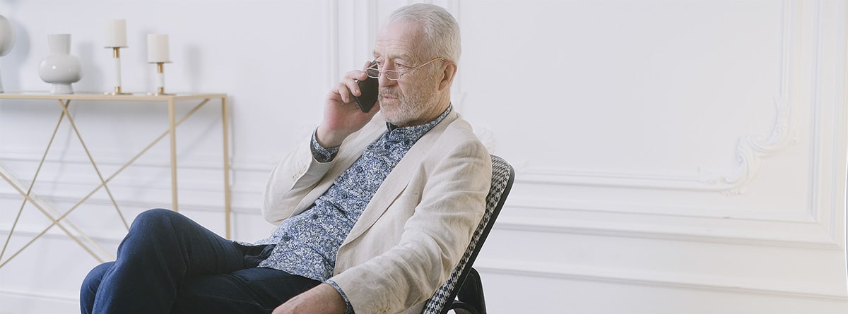 Hombre sentado hablando por teléfono