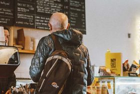 Persona pidiendo en el mostrador de una cafetería