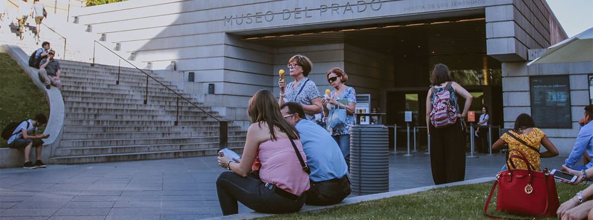 Varias personas en la entrada del Museo del Prado