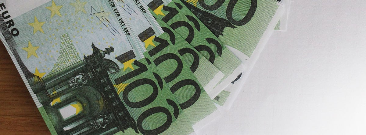 Billetes verdes de cien euros en abanico