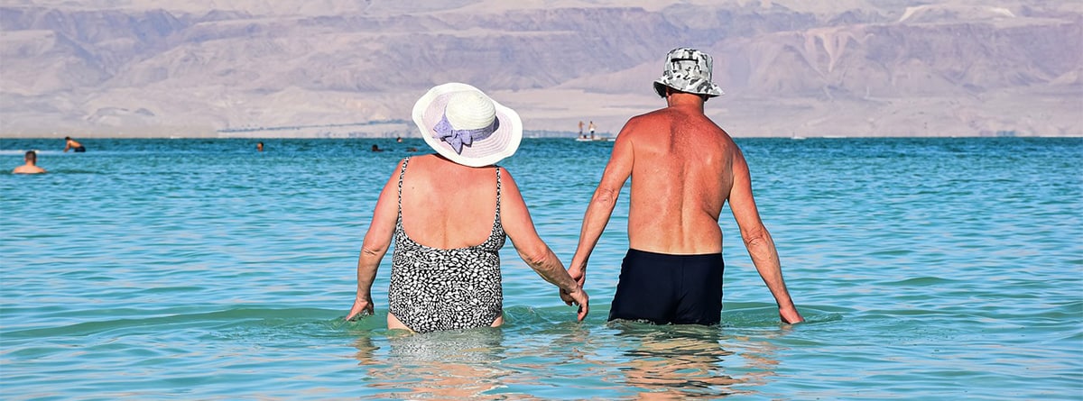 Una pareja mayor en la playa