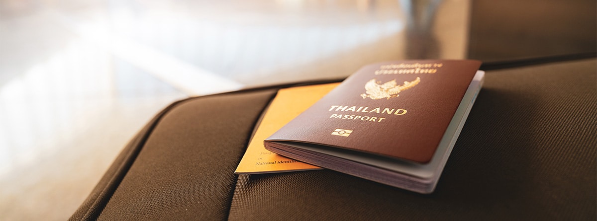 Un pasaporte sobre una maleta.