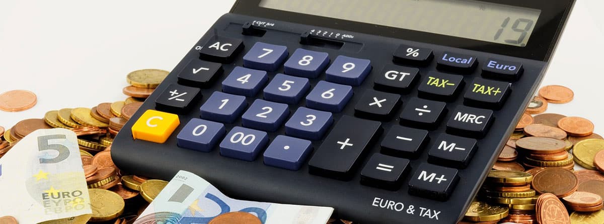 Una calculadora sobre un montón de euros.
