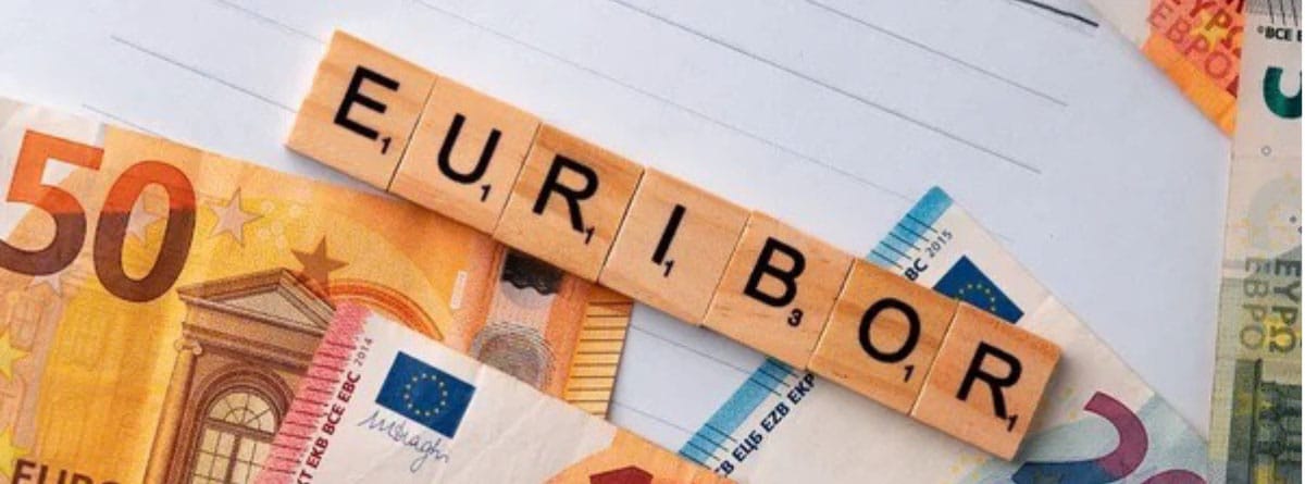 Letras de madera formando la palabra “Euribor” sobre billetes de euros.