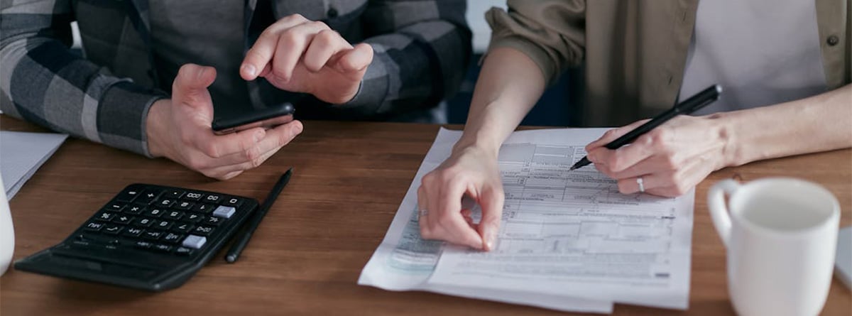 Personas con papeles en la mesa