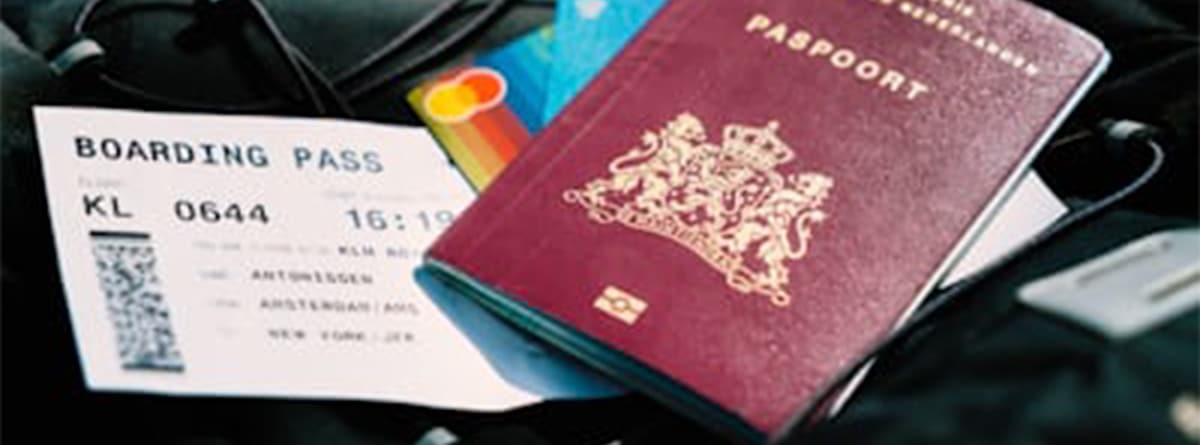 Pasaporte y tarjeta de embarque junto a 2 tarjetas de crédito.