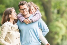 Familia feliz paseando