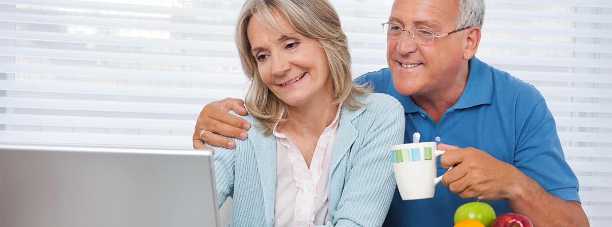 Dos personas mayores delante de un ordenador