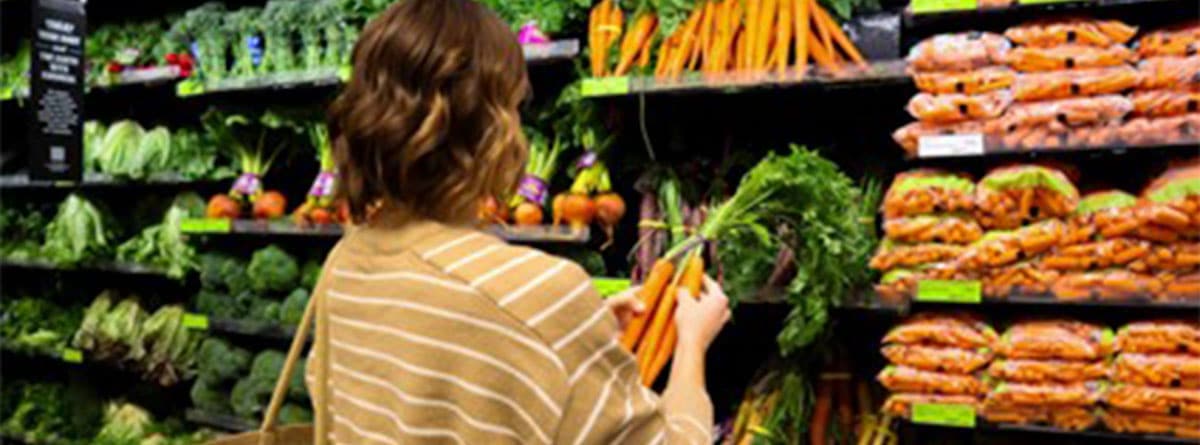 Mujer de espaldas comprando verduras