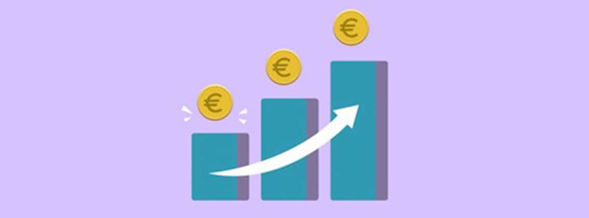 Gráfico con barras ascendentes con monedas de euro sobre ellas