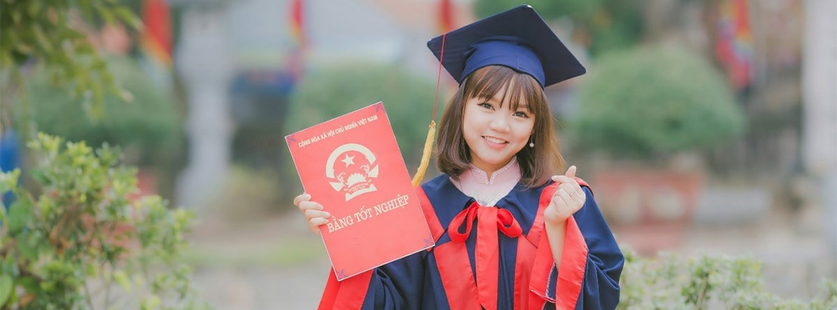 Chica joven vestida de graduación 