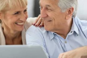 Matrimonio ancianos sonriendo