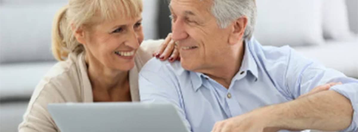 Matrimonio ancianos sonriendo