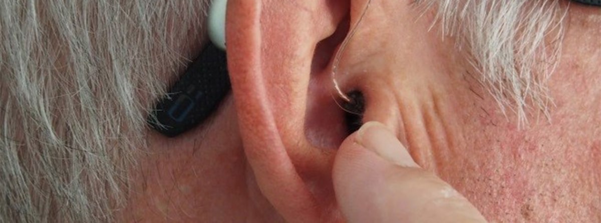 oreja de un hombre muestra un audifono