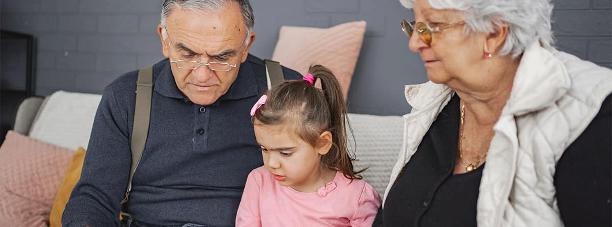 Pareja abuelos con su nieta