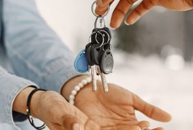 Entrega de llaves de una casa