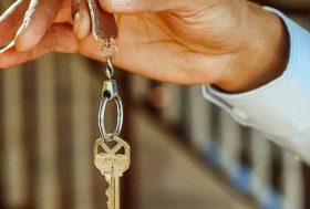 Llaves en manos de un hombre